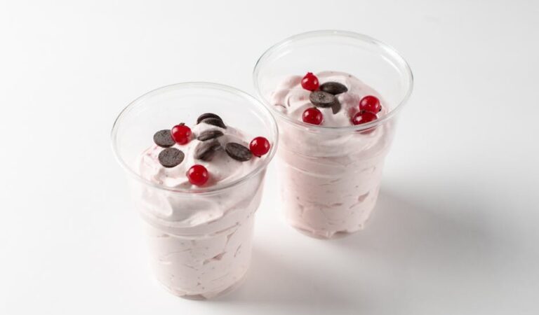 Desery bez pieczenia: 15 szybkich przepisów na każdy dzień