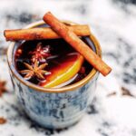 Ilustracja artykułu: Domowe rozgrzewające napoje: aromatyczne przepisy bezalkoholowe na chłodne dni