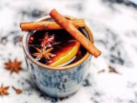 Ilustracja artykułu: Domowe rozgrzewające napoje: aromatyczne przepisy bezalkoholowe na chłodne dni