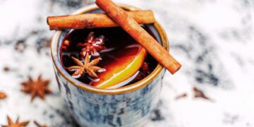 Ilustracja artykułu: Domowe rozgrzewające napoje: aromatyczne przepisy bezalkoholowe na chłodne dni