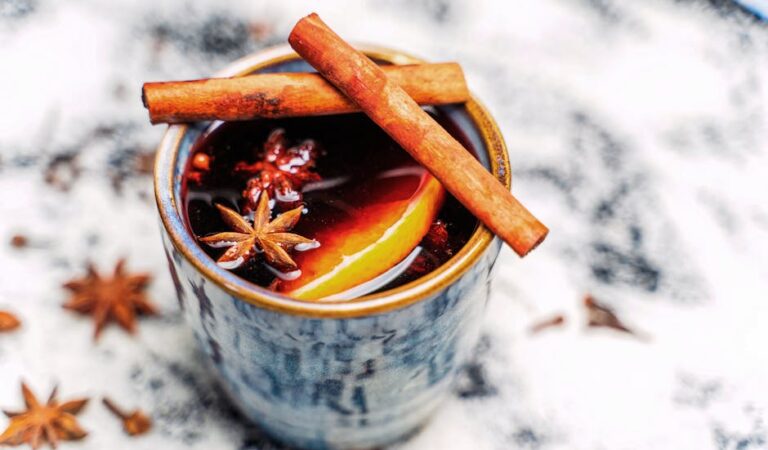 Domowe rozgrzewające napoje: aromatyczne przepisy bezalkoholowe na chłodne dni