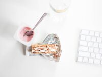 Ilustracja artykułu: Fit przekąski do pracy i w biegu bez cukrowych pułapek: 15 sycących propozycji