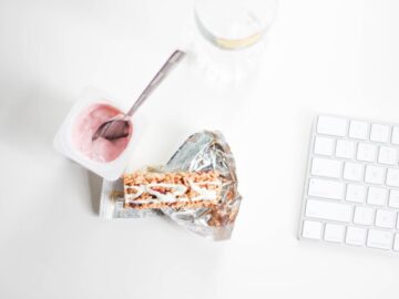 Ilustracja artykułu: Fit przekąski do pracy i w biegu bez cukrowych pułapek: 15 sycących propozycji