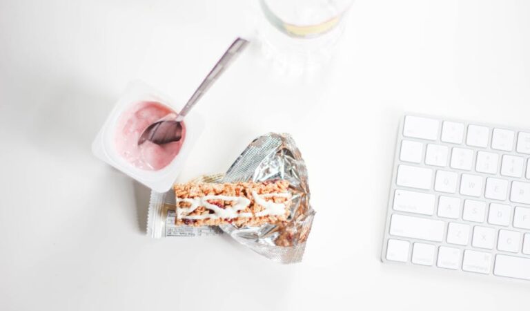 Fit przekąski do pracy i w biegu bez cukrowych pułapek: 15 sycących propozycji