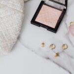 Ilustracja artykułu: Jak dobrać biżuterię do stylizacji: zasady proporcji, metale, dekolt i gotowe zestawy na co dzień...