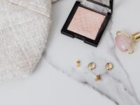 Ilustracja artykułu: Jak dobrać biżuterię do stylizacji: zasady proporcji, metale, dekolt i gotowe zestawy na co dzień...