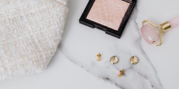 Ilustracja artykułu: Jak dobrać biżuterię do stylizacji: zasady proporcji, metale, dekolt i gotowe zestawy na co dzień...