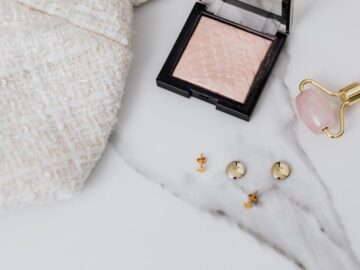 Ilustracja artykułu: Jak dobrać biżuterię do stylizacji: zasady proporcji, metale, dekolt i gotowe zestawy na co dzień...