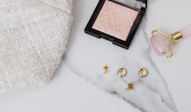 Jak dobrać biżuterię do stylizacji: zasady proporcji, metale, dekolt i gotowe zestawy na co dzień oraz do pracy