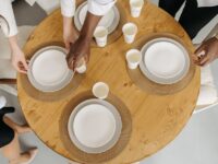 Ilustracja artykułu: Jak odbudować kontakt z rodziną krok po kroku: rozmowa, granice i zaufanie