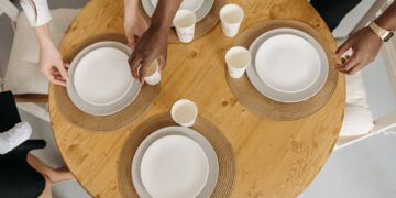 Ilustracja artykułu: Jak odbudować kontakt z rodziną krok po kroku: rozmowa, granice i zaufanie