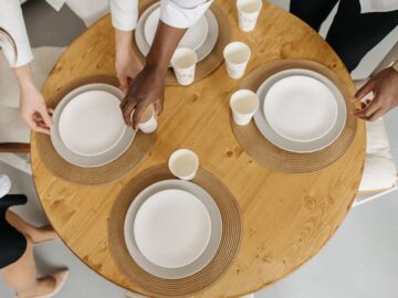 Ilustracja artykułu: Jak odbudować kontakt z rodziną krok po kroku: rozmowa, granice i zaufanie