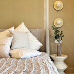 Ilustracja artykułu: Jak urządzić przytulną sypialnię bez remontu: tekstylia, światło i kolory, które robią różnicę