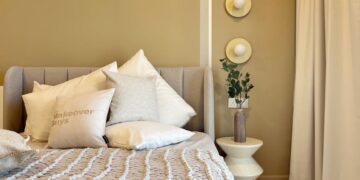 Ilustracja artykułu: Jak urządzić przytulną sypialnię bez remontu: tekstylia, światło i kolory, które robią różnicę