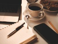 Ilustracja artykułu: Małe nawyki na codzienną pewność siebie: prosty przewodnik od rana do resetu myśli