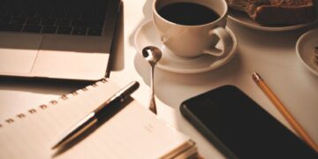 Ilustracja artykułu: Małe nawyki na codzienną pewność siebie: prosty przewodnik od rana do resetu myśli