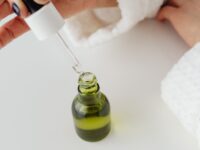 Ilustracja artykułu: Najczęstsze błędy w codziennej pielęgnacji skóry i jak je naprawić: prosta rutyna dopasowana do cery