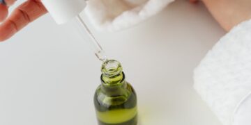 Ilustracja artykułu: Najczęstsze błędy w codziennej pielęgnacji skóry i jak je naprawić: prosta rutyna dopasowana do cery