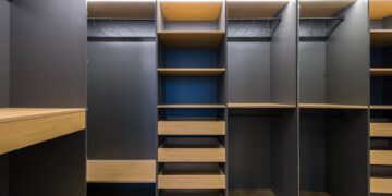 Ilustracja artykułu: Tanie sposoby na porządek w domu: proste strefy, systemy przechowywania i metamorfoza wnętrz bez chaosu