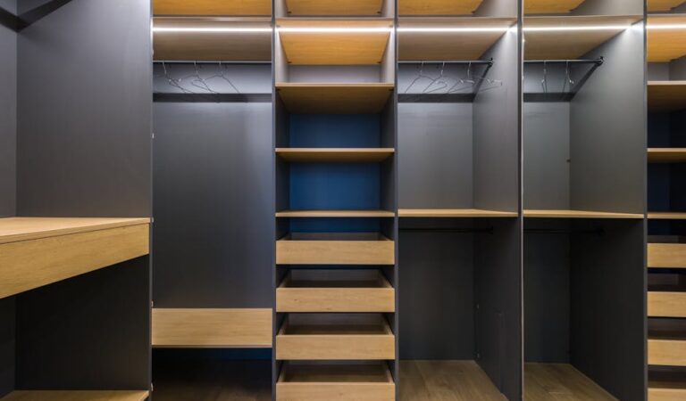 Tanie sposoby na porządek w domu: proste strefy, systemy przechowywania i metamorfoza wnętrz bez chaosu