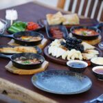 Ilustracja artykułu: Zdrowe śniadania bez pośpiechu: 7 sycących pomysłów na cały tydzień dla zabieganych kobiet