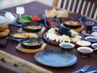 Ilustracja artykułu: Zdrowe śniadania bez pośpiechu: 7 sycących pomysłów na cały tydzień dla zabieganych kobiet