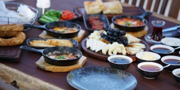 Ilustracja artykułu: Zdrowe śniadania bez pośpiechu: 7 sycących pomysłów na cały tydzień dla zabieganych kobiet