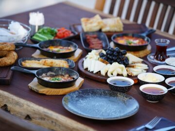 Ilustracja artykułu: Zdrowe śniadania bez pośpiechu: 7 sycących pomysłów na cały tydzień dla zabieganych kobiet