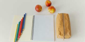 Ilustracja artykułu: Fit przekąski do pracy i szkoły: jak wybierać, żeby syciły i nie obciążały (bez błędów)