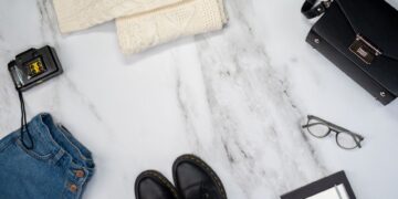Ilustracja artykułu: Dodatki, które odmienią prostą stylizację: 12 sprawdzonych pomysłów na biżuterię, buty i torebki