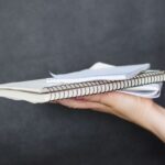 Ilustracja artykułu: Jak rozmawiać o problemach bez kłótni: schemat rozmowy, komunikaty „ja” i granice w relacjach